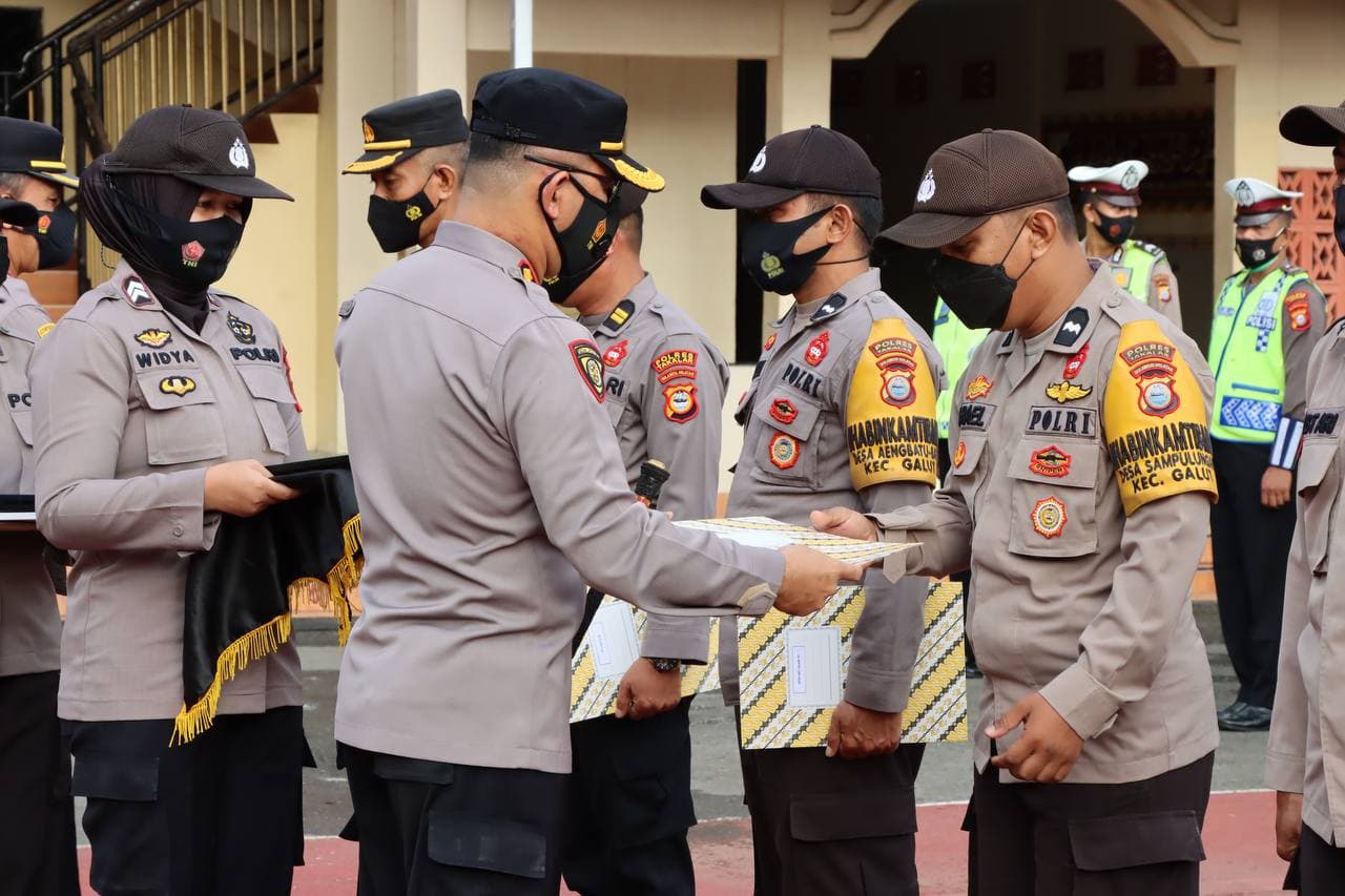 Kapolres Takalar Beri Reward Anggota Berprestasi