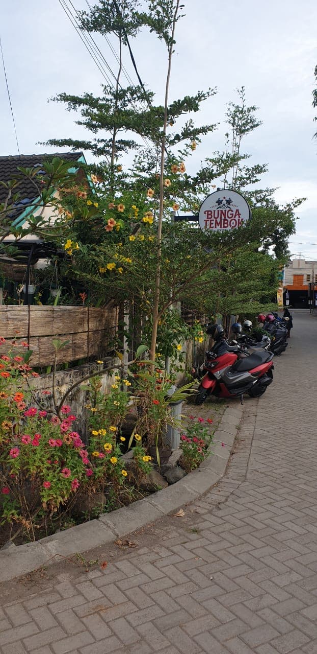 Kopi Beraroma Marxis di Kafe Bunga Tembok