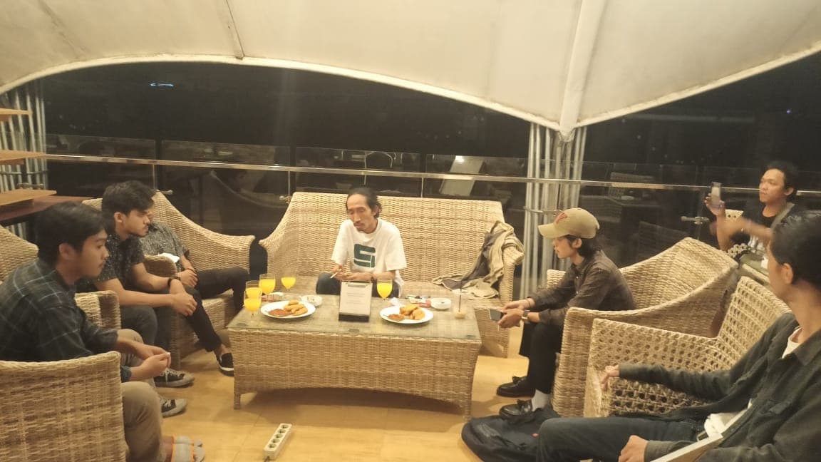 Ngobrol Santai Training Jurnalistik di Harper Makassar