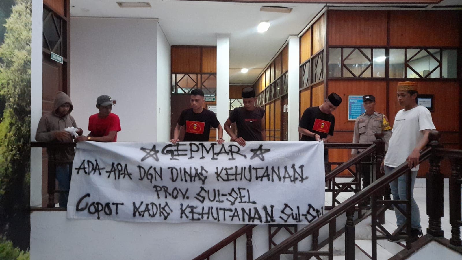 GEPMAR Terobos Dinas Kehutanan Sulsel, Tuntut Kadis Dicopot, Ini Alasannya.