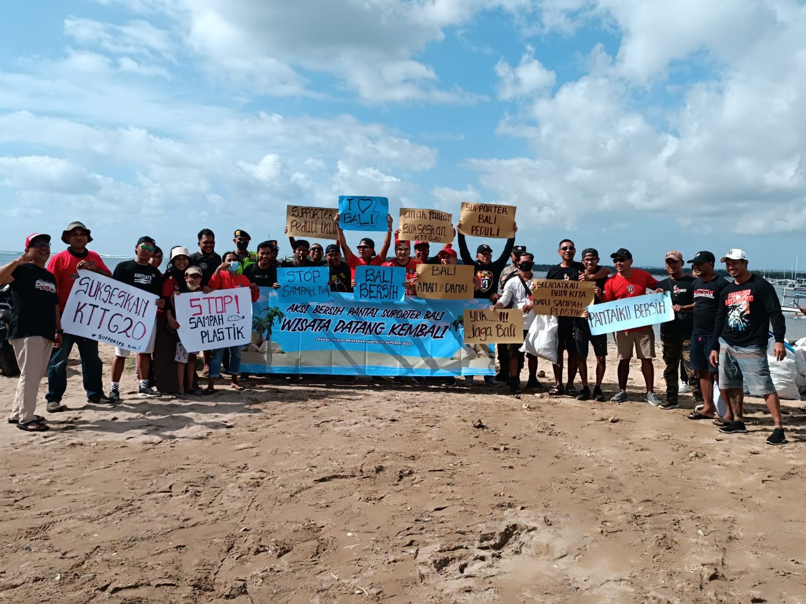 Suporter Bali Dukung KTT G20 Melalui Bersih-bersih Pantai