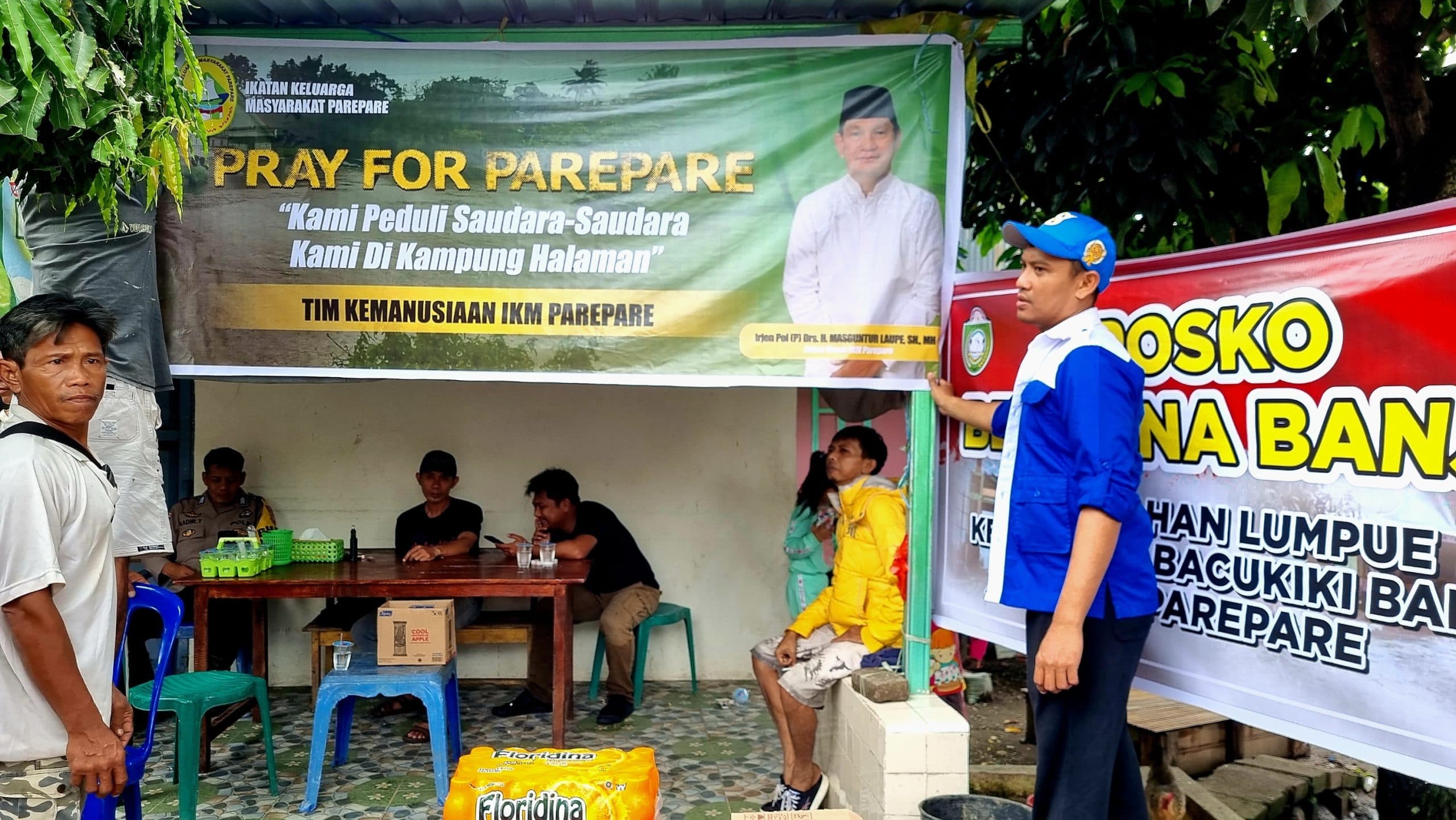 Irjen Pol (P) Mas Guntur Laupe Beserta Pengurus IKM Parepare Berikan Bantuan Korban Banjir