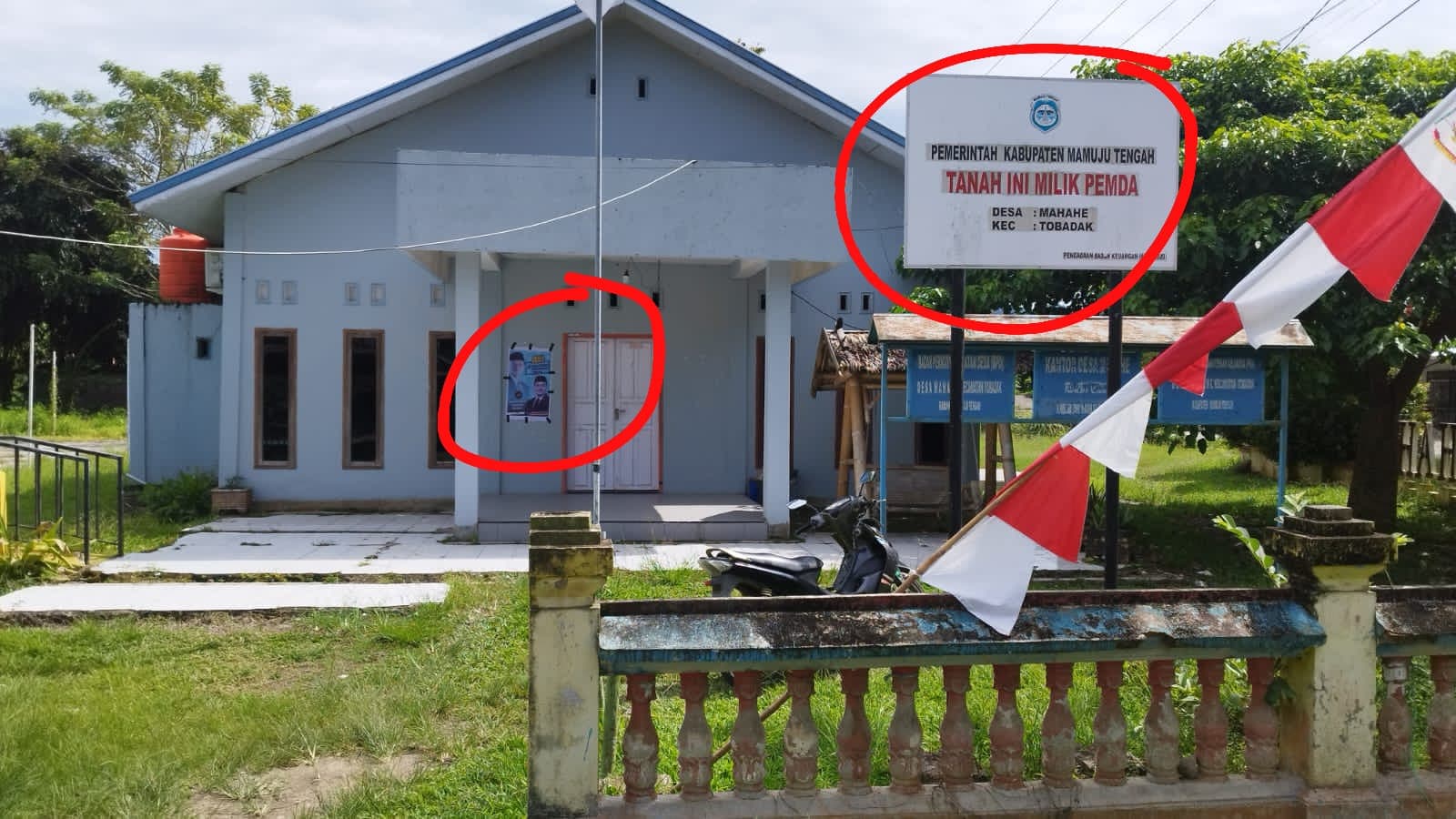 Kantor Desa Mahahe Jadi Objek Titik Banner Paslon Cabup Mamuju Tengah