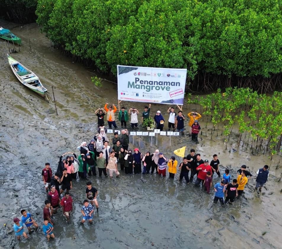 Lazismu Sulsel Bersama Berbaagai Elemen Kepemudaan Gelar Penanaman Mangrove Bertajuk Sayangi Lautmu di Maros