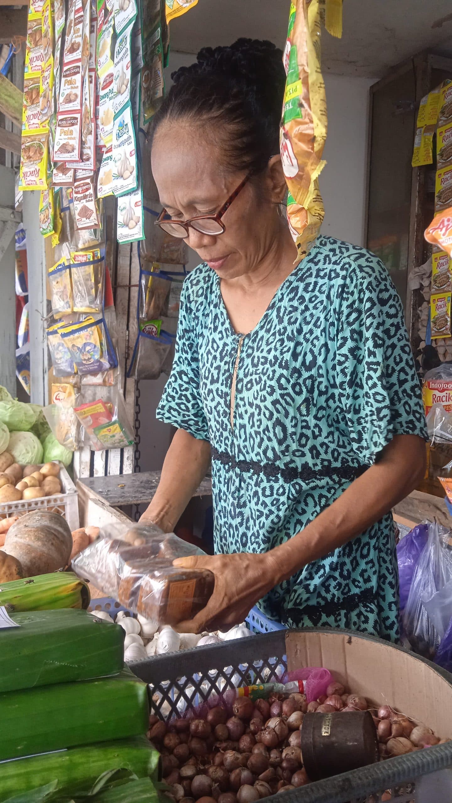 Daeng Kebo: Nenek Penjual Sayur yang Menabur Harapan di Tengah Kesederhanaan