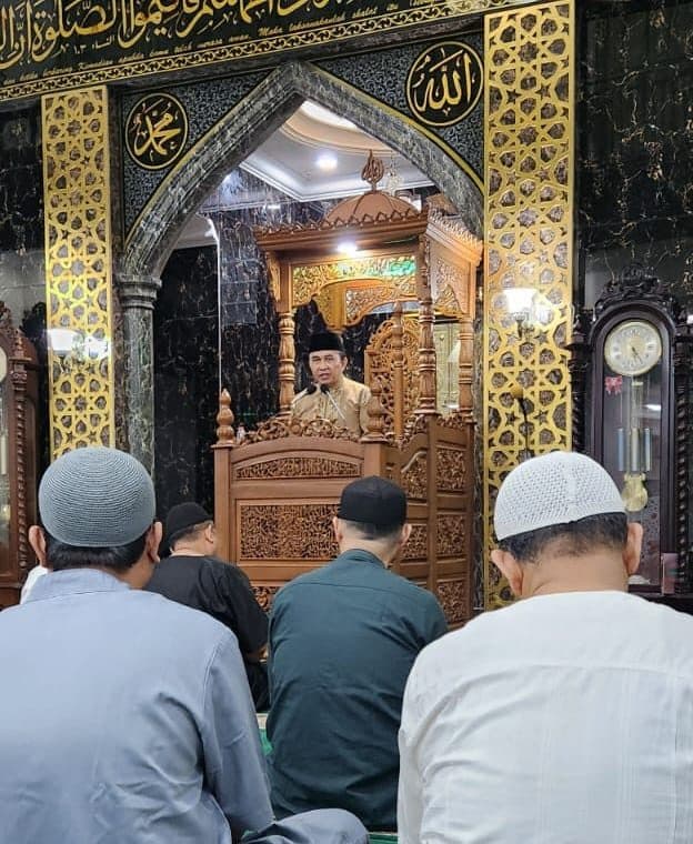 Ceramah Shubuh di Masjid Nurul Mu’jizat, Aspidmil Kejati Sulsel Sampaikan Puasa Membentuk Ketaqwaan