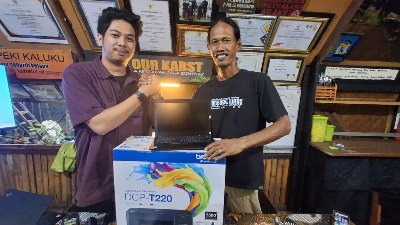 Komit Maros Serahkan Bantuan Laptop dan Printer untuk Komunitas Anak Sungai Rammang-Rammang Maros