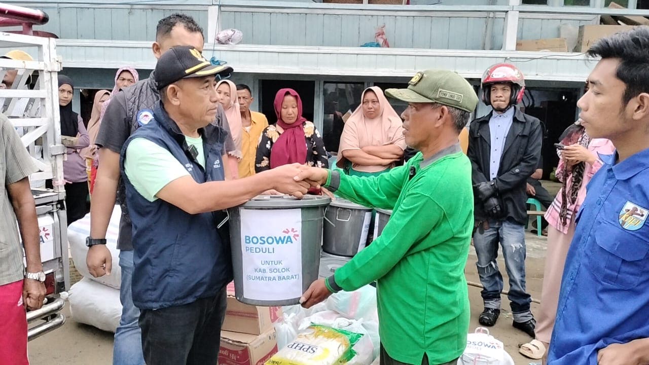 Bosowa Peduli Salurkan Bantuan Logistik untuk Korban Banjir Bandang di Solok Sumbar