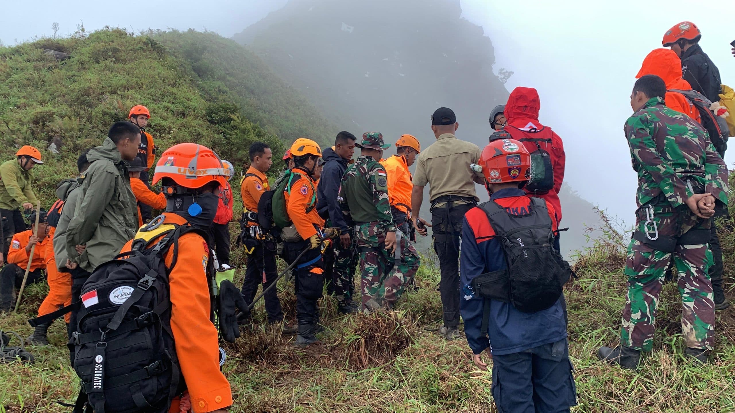 Evakuasi Korban Pesawat ATR 42-500 Tertunda Cuaca Buruk, Tim SAR Bertahan di Puncak Bulusaraung
