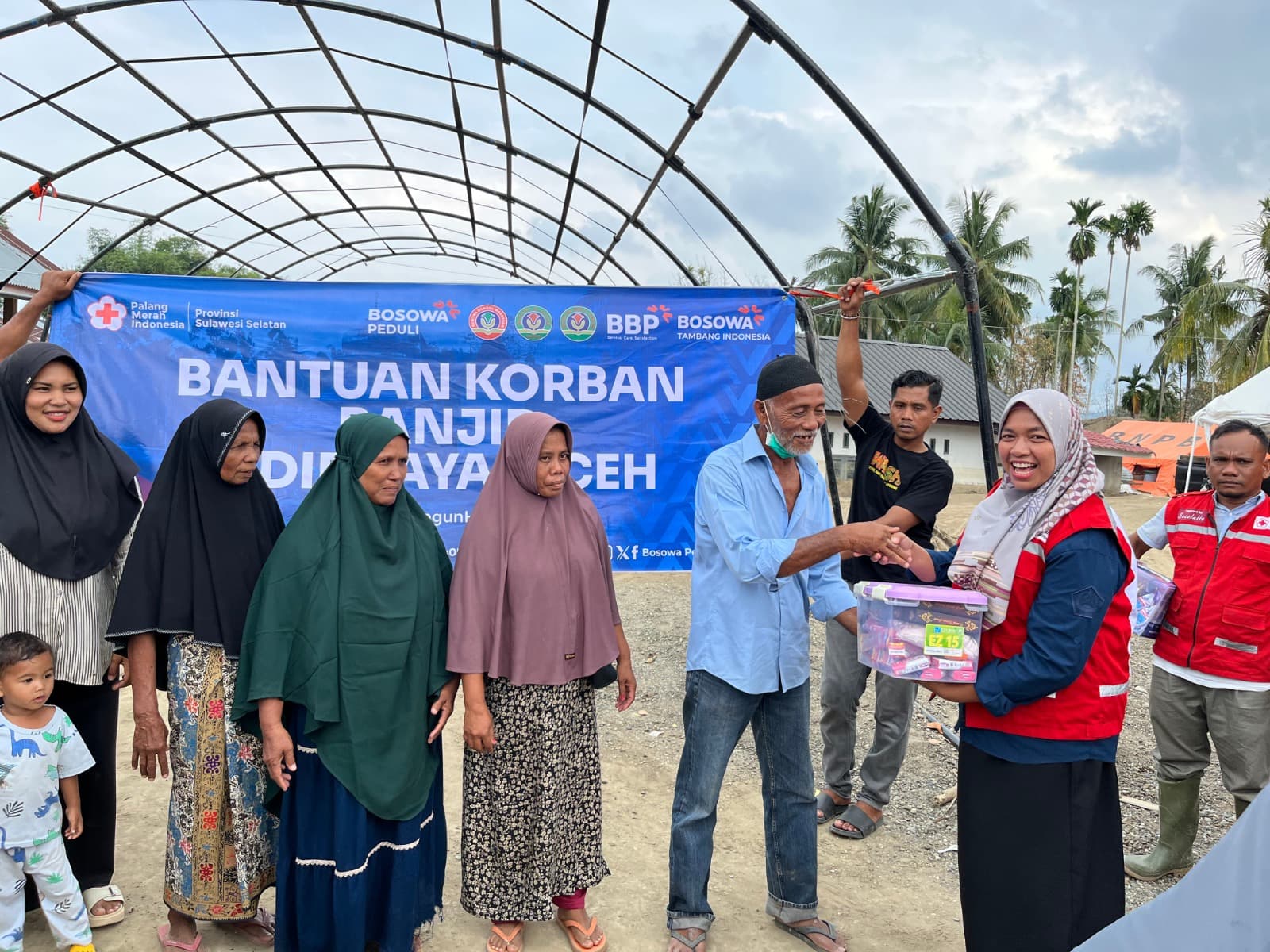 Bosowa Peduli Gandeng PMI Salurkan Paket Bantuan untuk Korban Bencana Aceh