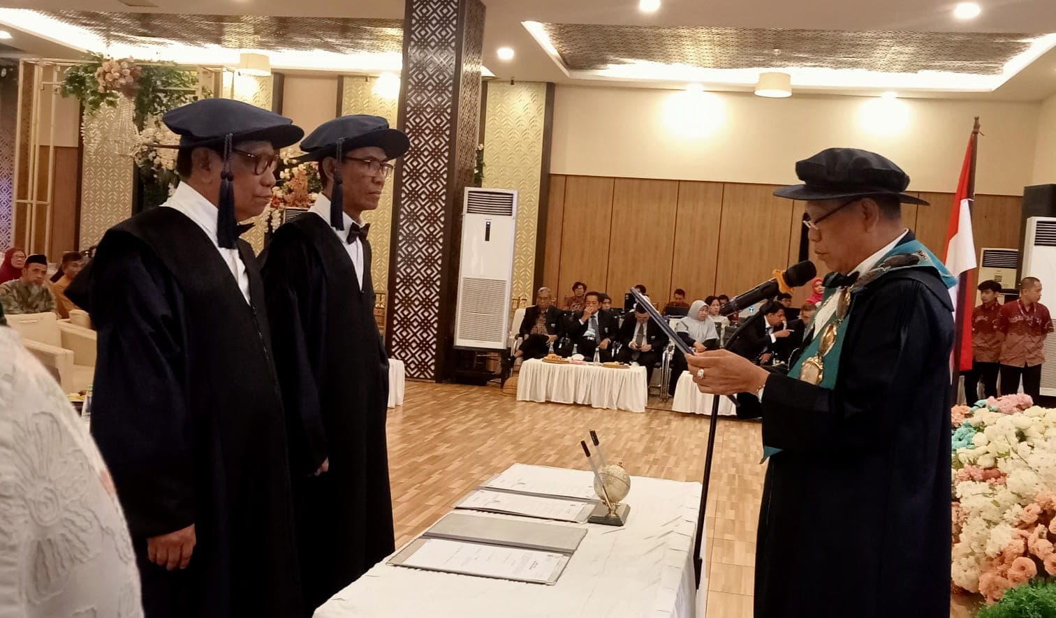 Unibos Kukuhkan Guru Besar Bidang Ilmu Bahasa Indonesia dan Ilmu Hukum