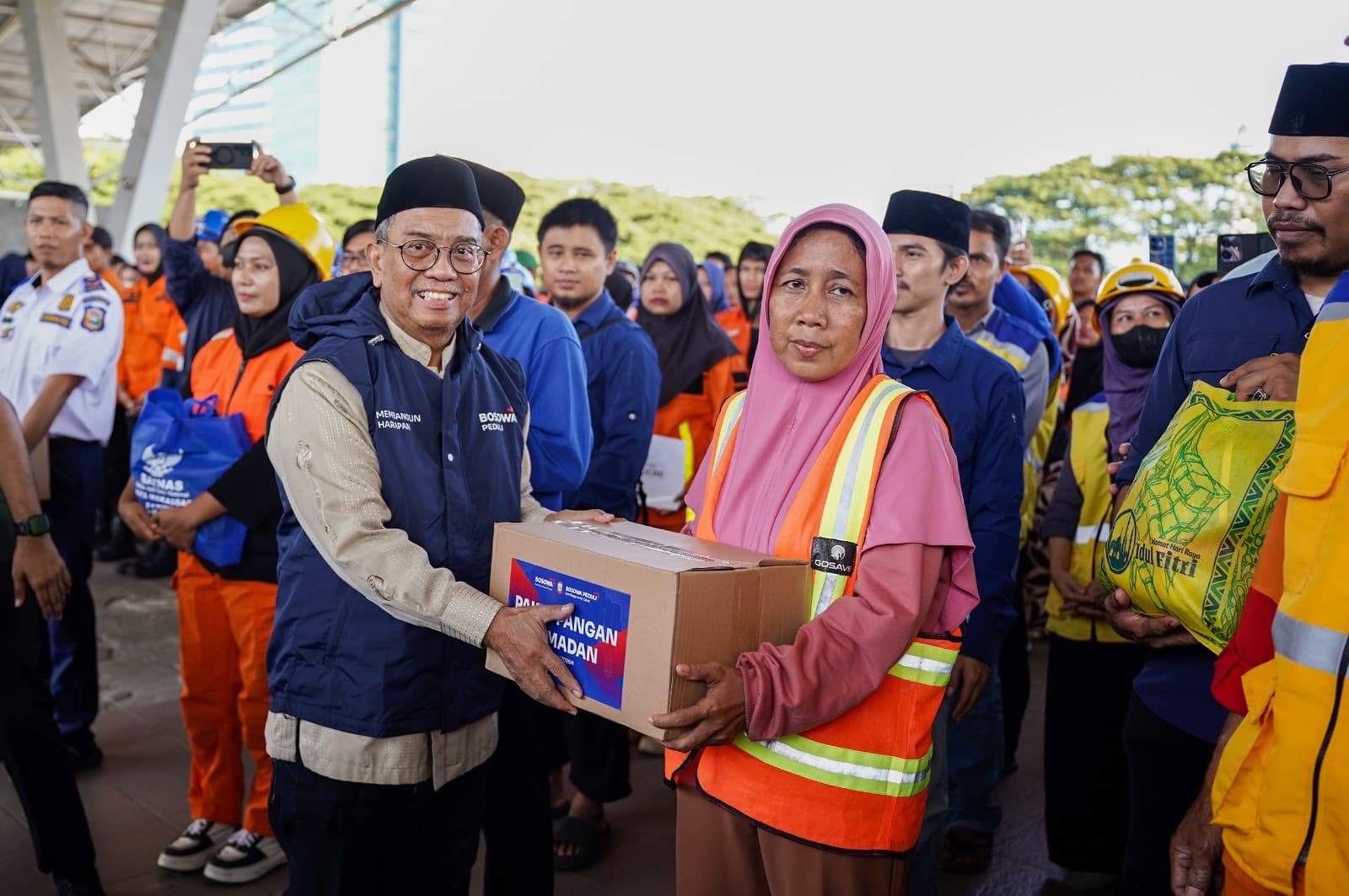 Perkuat Sinergi, Bosowa Peduli dan Pemkot Makassar Salurkan 1.000 Paket Sembako bagi Petugas Layanan Publik