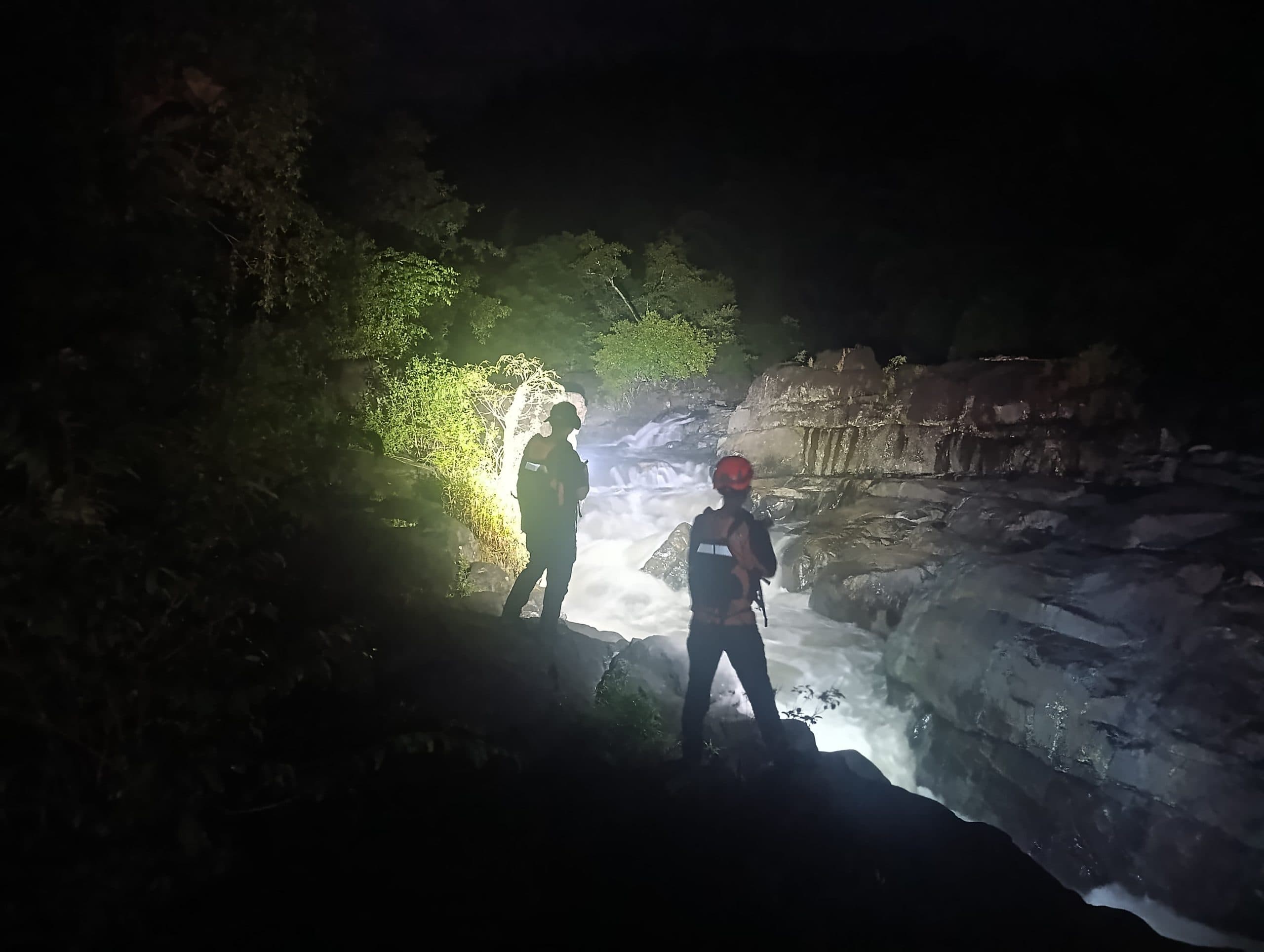 Dua Wisatawan Terseret Arus di Sungai Kalimborang Maros, Tim SAR Lakukan Pencarian