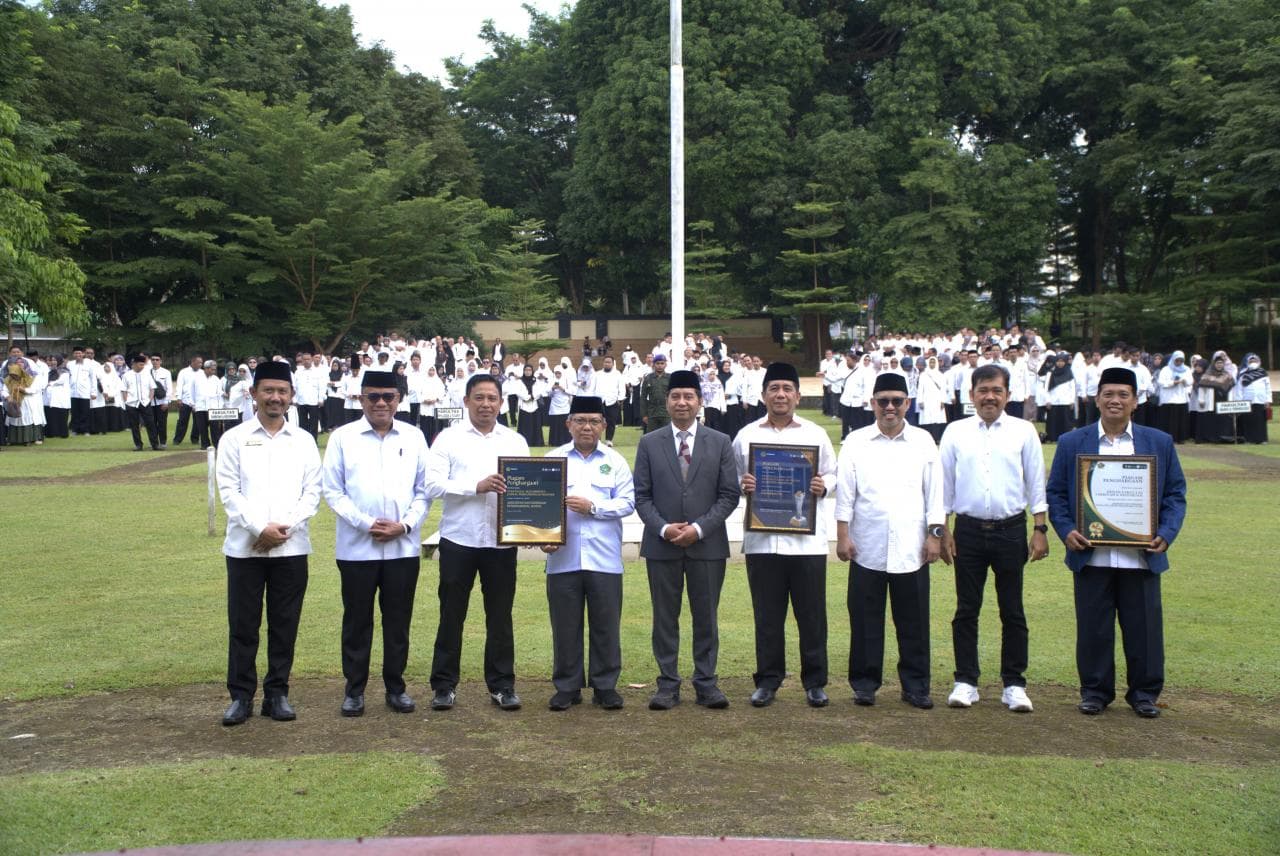 Peringati HAB ke-80, Rektor UIN Alauddin Sampaikan Pesan Menteri dan Serahkan Penghargaan Prestasi