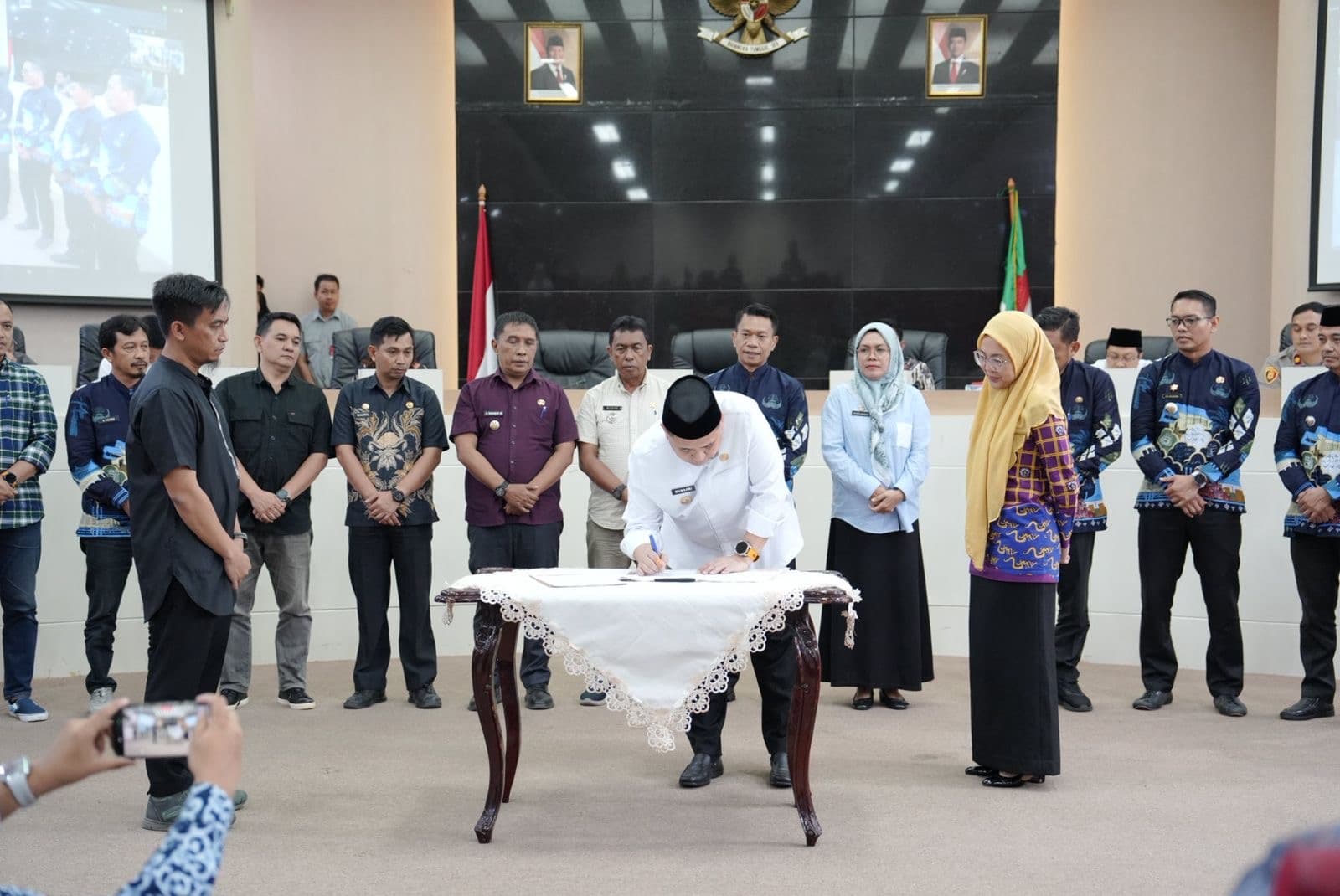 Camat Se- Makassar Teken Komitmen Basmi Sampah