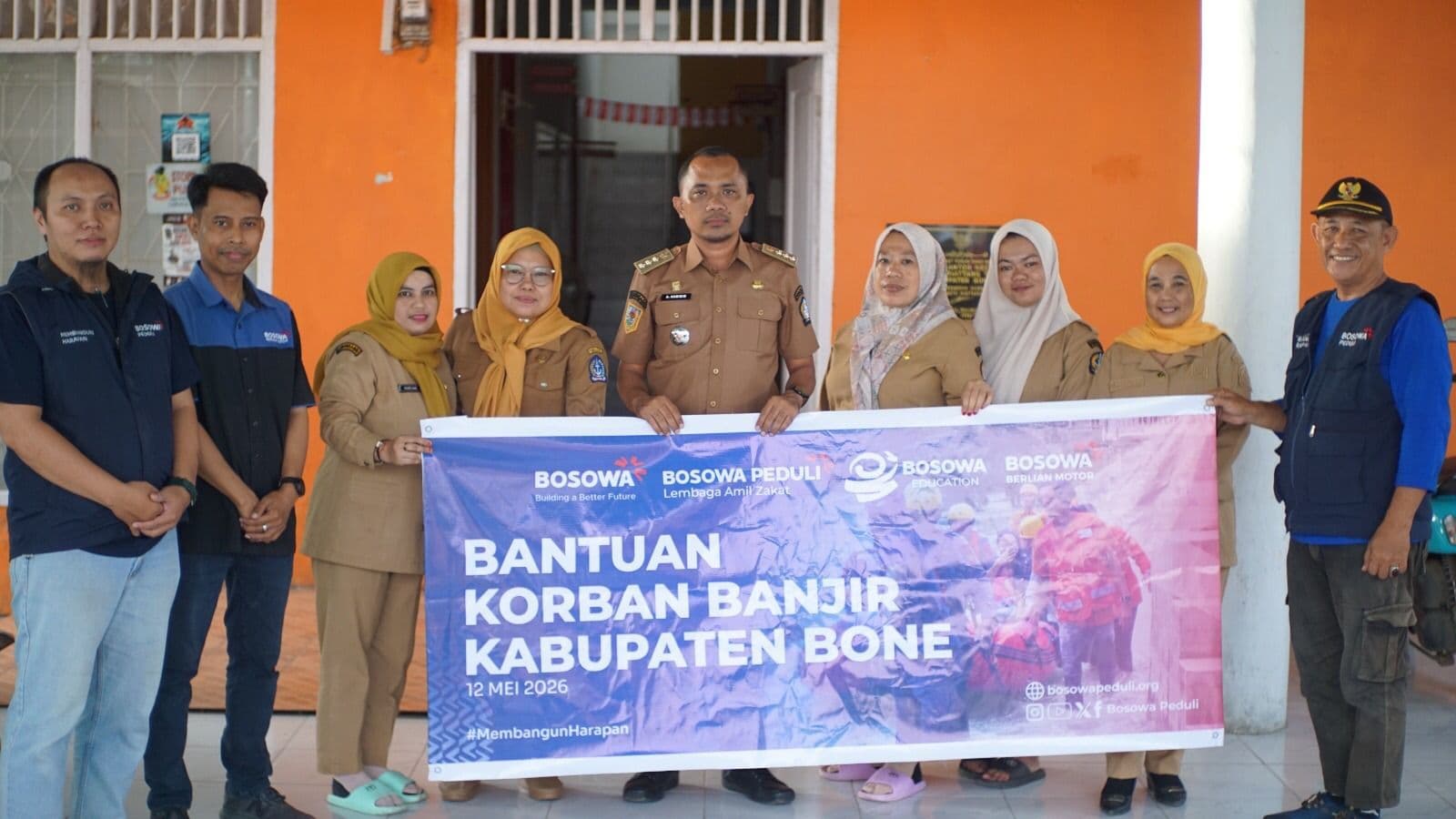 Bosowa Peduli Salurkan Bantuan Logistik untuk Korban Banjir di Kabupaten Bone